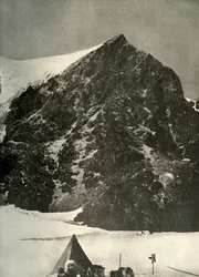 Campamento el 17 de diciembre en el glaciar Ferrar debajo de Sentinel Rock, 1908