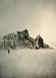 Cabo Barne. El pilar en el primer plano derecho es volcánico, c1908