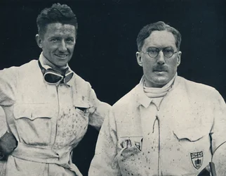 Capitán G. E. T. Eyston y asistente