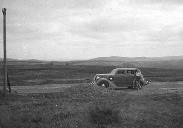 Automóvil en el páramo de Bodmin, Cornualles, hacia la década de 1930-hacia la década de 1940