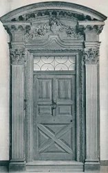 Puerta de madera tallada, principios del siglo XVIII, 1909