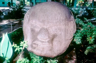 Cabeza monolítica tallada de Monte Alto, Guatemala, período precolombino, preclásico, 1500-100 a.C.