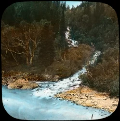 Cascada debajo de Sonamarg, Cachemira, India, finales del siglo XIX o principios del XX