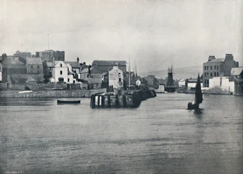 Castletown - Desde el muelle, mostrando el Castillo de Rushen, 1895
