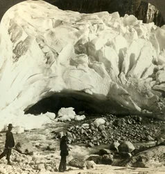 Boca cavernosa del enorme glaciar Brigsdal donde el hielo derretido forma torrentes de montaña, Noruega, c. 1905