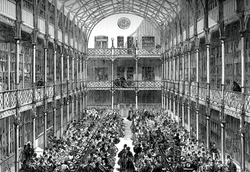 Sala central del Depósito de Ropa del Ejército Real, Pimlico, c1880