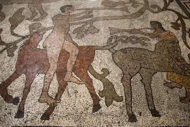 Mosaico en la nave central del suelo del duomo de Otranto: jinetes, Otranto, Italia