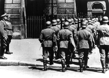 Cambio de guardia en el cuartel general alemán en París ocupado, junio 1940