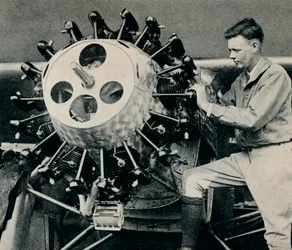 Charles Lindbergh revisando el motor de su avión antes de su vuelo transatlántico, 1927