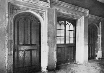 Charterhouse. Puertas que conducen del pasaje de la pantalla del salón a la cocina y oficinas, 192