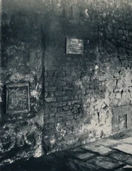 Cartuja. Puerta de comida y entrada de la celda de un monje, en el claustro, 1925