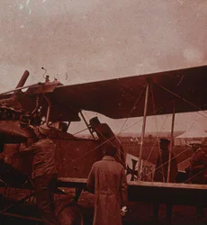 Revisando el avión con el piloto, 1916