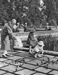 Niños alimentando a los gorriones en Hyde Park, Londres, 1926-1927