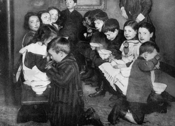 Niños en una cocina comunal, Londres, 1917