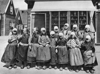 Niños con traje nacional, Marken, Países Bajos, hacia 1934