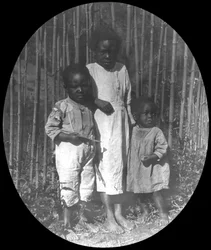 Niños cerca de Petrópolis, Brasil, finales del siglo XIX o principios del XX