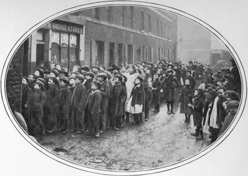 Niños esperando comidas gratis, Londres, c1900 1901