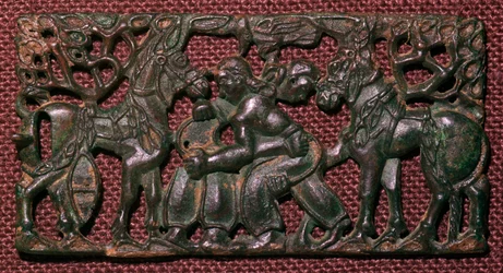 Placa de bronce china de hombres luchando, siglo V a.C.