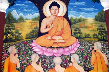 Templo budista Chua Tu Quang. Buda Shakyamuni predicando el sermón - la rueda de la ley - a sus cinco discípulos. Vung Tau. Vietnam