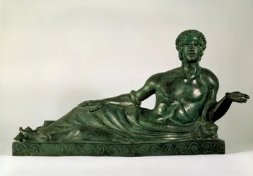Urna cineraria en forma de joven reclinado, Etruria, principios del siglo IV a.C.