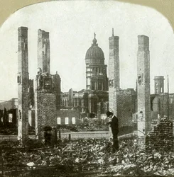 Ayuntamiento - Fotógrafo en primer plano - Altas chimeneas de ladrillo a la izquierda, .