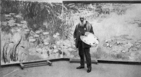Claude Monet, pintor impresionista francés, 1923