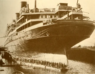 Limpiando el casco del Majestic en dique seco, c1930