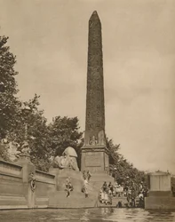 La aguja de Cleopatra tallada catorce siglos antes del nacimiento de Cleopatra, c1935