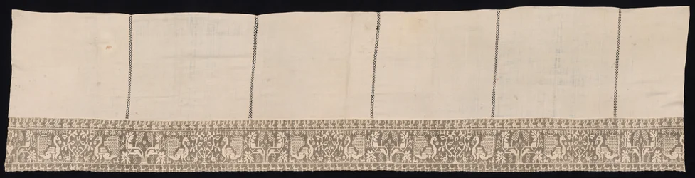 Tela con borde de pavos reales y vegetación, siglos XVII-XVIII