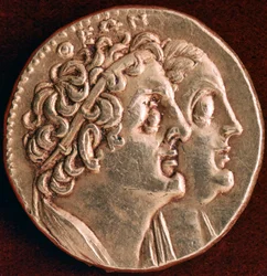 Moneda de Ptolomeo I y Berenice I, reino ptolemaico de Egipto, siglo III a.C.