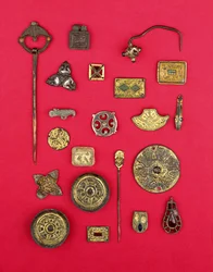 Colección de joyería anglosajona y celta incluyendo monturas de bronce dorado, broches de platillo y cruciformes y un colgante merovingio, que van desde el siglo I hasta el VII d.C.