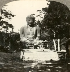 Estatua colosal de Buda, reverenciada por los japoneses, en un templo selvático, Kamakura, Japón, c. 1900