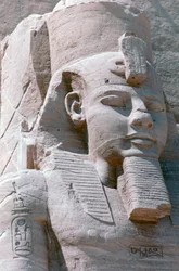 Estatua colosal de Ramsés II, Templo de Abu Simbel, Egipto, siglo XIII a.C.