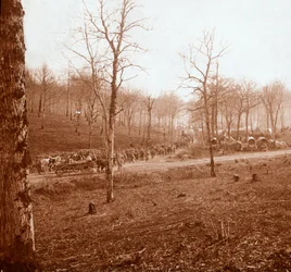 Columna de tropas, Genicourt, norte de Francia, c. 1914-c. 1918