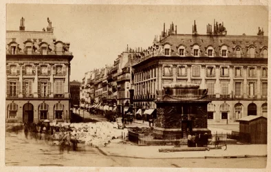 Comuna de París (1871) vista desde Place Vendome con la columna destruida