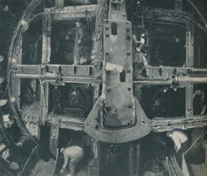 Escudo Greathead compuesto destruyendo una barrera entre dos países, c. 1935