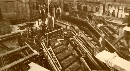 Construcción de escaleras mecánicas en la estación Bank, Londres, c1930
