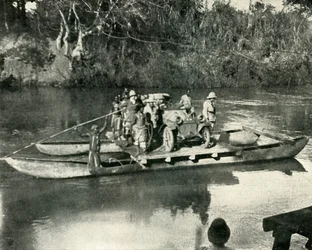 Transportando transporte motorizado a través del río Mbaka, África Oriental Alemana, 1919