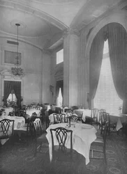 Esquina del comedor principal mostrando detalles coloniales finos, Hotel Roosevelt, Ciudad de Nueva York, 1924
