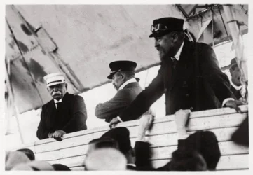 El Conde Zeppelin y el Dr. Eckener en una góndola Zeppelin, Schwaben, Alemania, c1908-1917 1933
