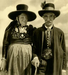 Pareja con vestimenta tradicional, Sankt Lambrecht, Estiria, Austria, c. 1935