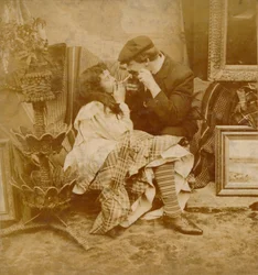 Pareja encendiendo un cigarrillo el uno al otro, 1900