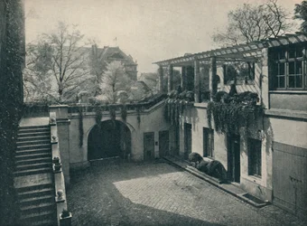 Patio de casa privada, 13 Boulevard Des Invalides, París. Alteraciones por Paul Huillard, c. 1927