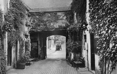 Patio de la posada Saracens Head, Southwell, Nottinghamshire, 1924-1926