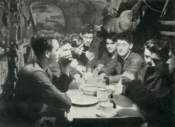 Tripulación de un submarino británico en la sala de descanso, Segunda Guerra Mundial, 1945