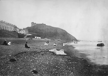 Criccieth - Vista de la playa y el castillo, 1895