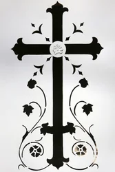 Cruz en la bóveda de una puerta blanca, París, Francia