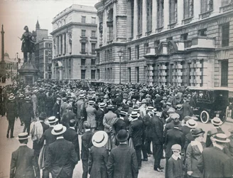 Multitud esperando fuera de la Oficina de Guerra la mañana antes de que se declarara la guerra, 1914