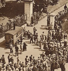 Multitud observa al hombre arrestado llevado a la furgoneta policial, 1937