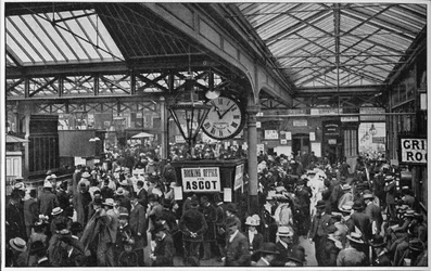 Multitudes en la estación de Waterloo rumbo a las carreras de Ascot, Londres, c. 1900-1901